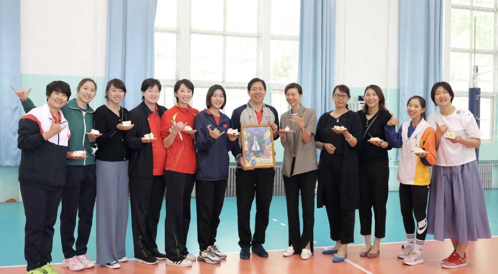 直到路人中一些情侣、带着孩子的夫妻、旁边打扫的清洁工和路过的空姐、空少都摇身一变，成了舞技娴熟的dancer，和小猪佩奇齐跳;魔性舞蹈